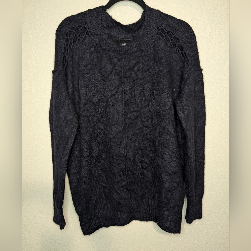 Le Temps des Cerises Acrylic Sweater w/ wrinkle look and shoulder designs black
